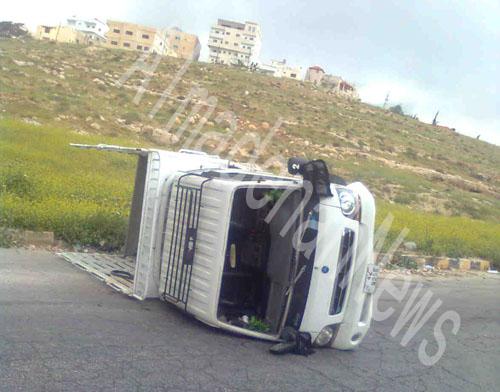 تدهور حافلة ( ديانا ) في مدخل مدينة جرش  ( صور )